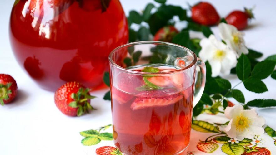 Рецепт клубничного компота с мятой