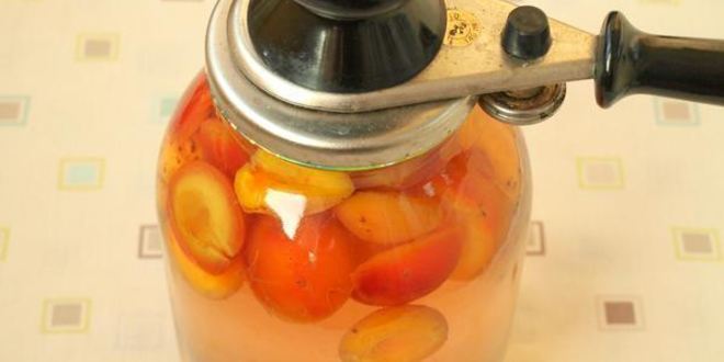 Рецепт компота из слив и абрикос на зиму