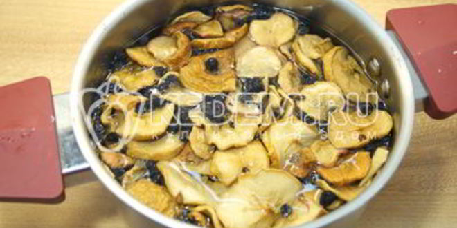 Рецепт компота из сушеных яблок с ягодами