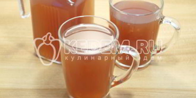 Рецепт компота из сушеных яблок с ягодами