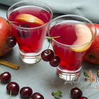 Рецепт Компота из вишни и яблок с корицей