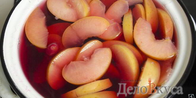 Рецепт компота из вишни и яблок с корицей