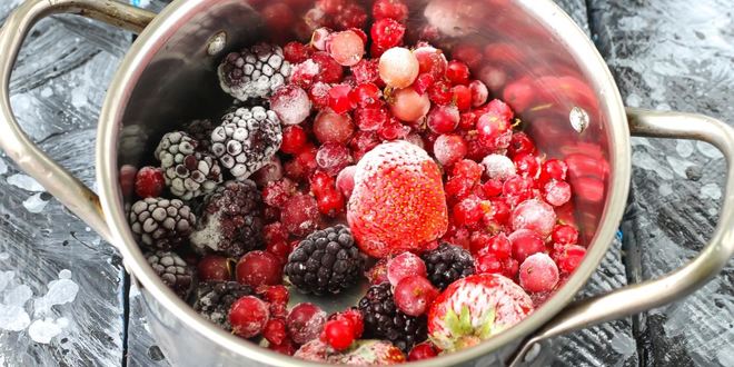 Рецепт компота из замороженных ягод клубники, ежевики, брусники