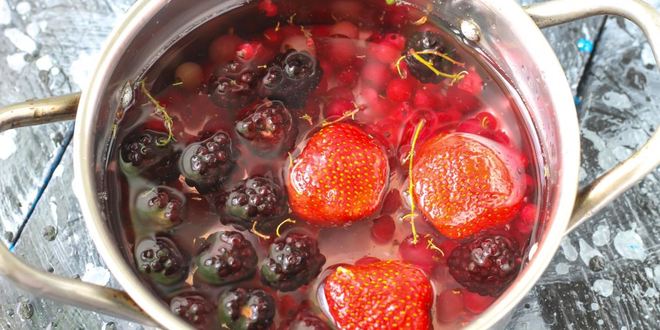Рецепт компота из замороженных ягод клубники, ежевики, брусники
