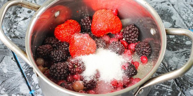 Рецепт компота из замороженных ягод клубники, ежевики, брусники