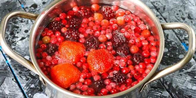 Рецепт компота из замороженных ягод клубники, ежевики, брусники