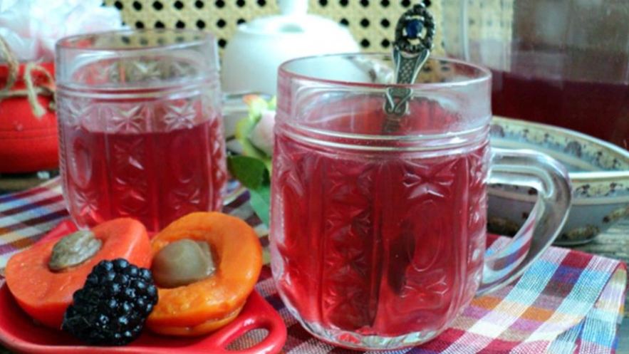 Рецепт компота со сливой, клюквой и вишней