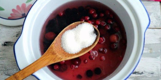 Рецепт компота со сливой, клюквой и вишней