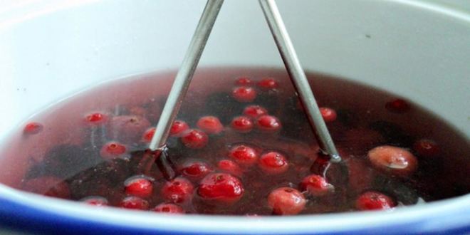 Рецепт компота со сливой, клюквой и вишней