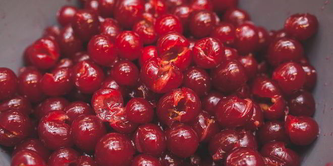 Рецепт миндального крема с вишневым компотом