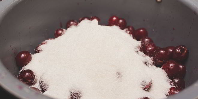 Рецепт миндального крема с вишневым компотом