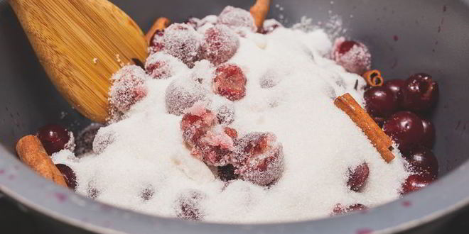 Рецепт миндального крема с вишневым компотом