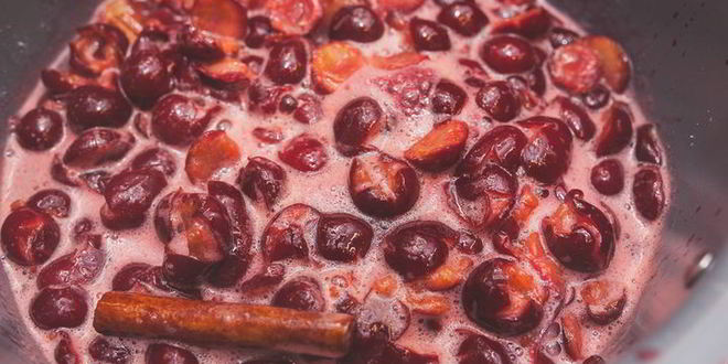 Рецепт миндального крема с вишневым компотом