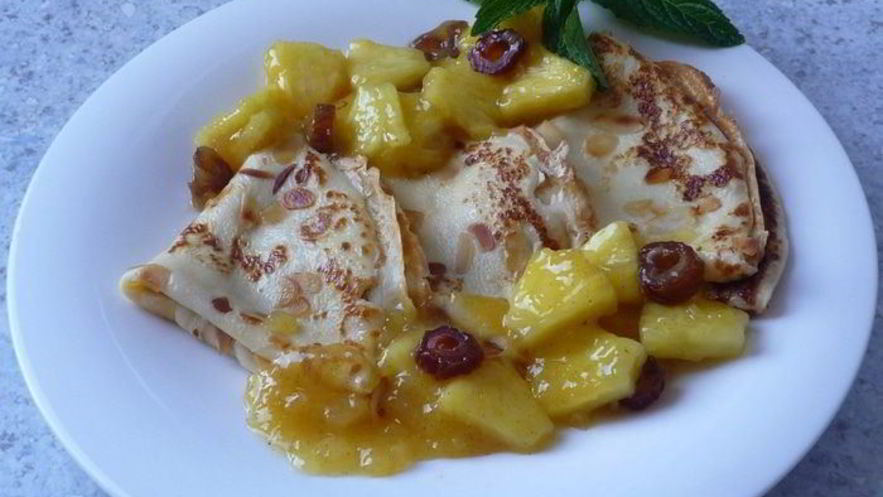 Рецепт миндальных блинчиков с компотом из ананаса, фиников и ванили