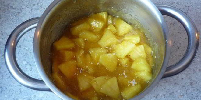 Рецепт миндальных блинчиков с компотом из ананаса, фиников и ванили