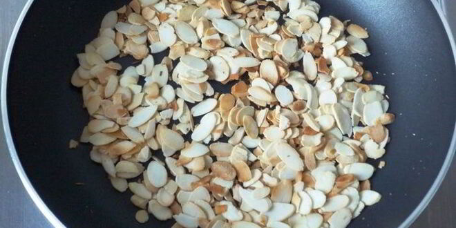 Рецепт миндальных блинчиков с компотом из ананаса, фиников и ванили