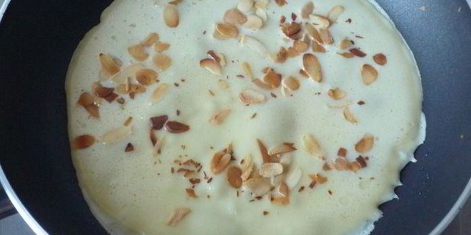 Рецепт миндальных блинчиков с компотом из ананаса, фиников и ванили