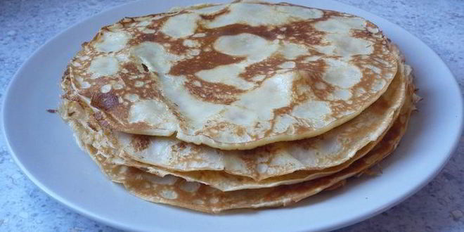 Рецепт миндальных блинчиков с компотом из ананаса, фиников и ванили