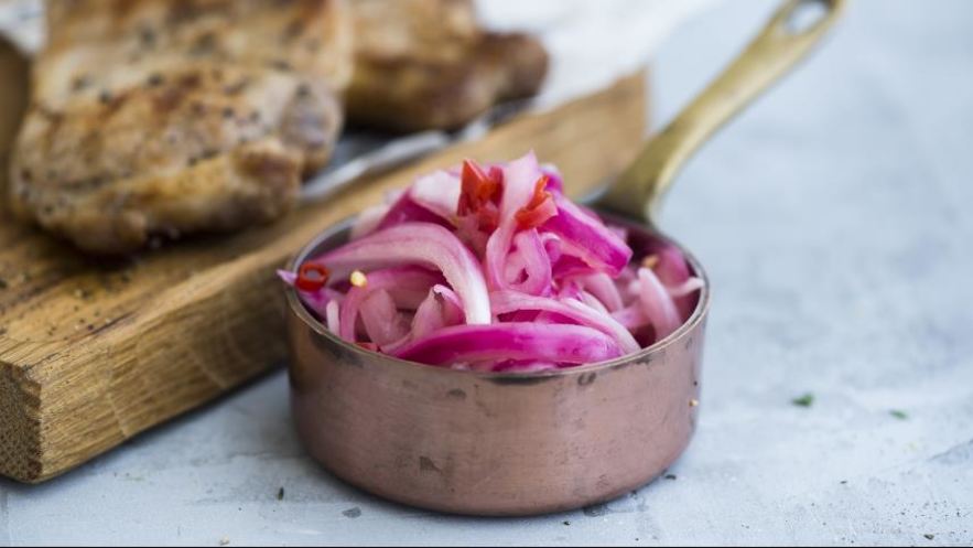 Рецепт маринованного острого лука к мясу
