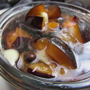 Рецепт Слив, маринованных с чесноком