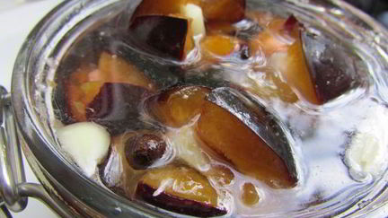 Рецепт Слив, маринованных с чесноком