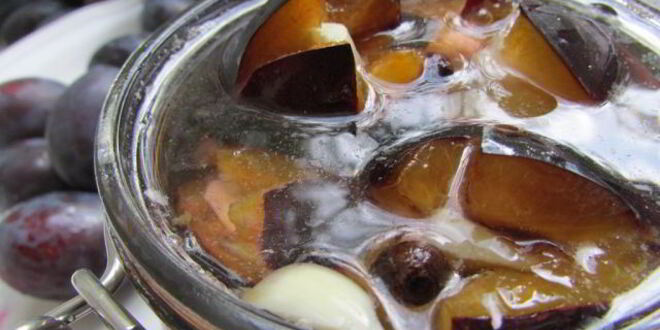 Рецепт слив, маринованных с чесноком