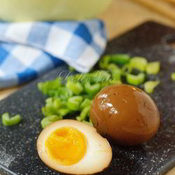 Рецепт Вареных яиц, маринованных в соевом соусе со специями