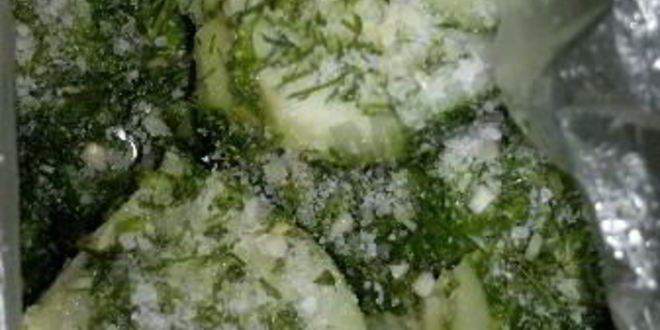 Рецепт быстрых малосольных огурцов в пакете с чесноком