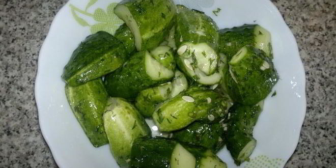 Рецепт быстрых малосольных огурцов в пакете с чесноком