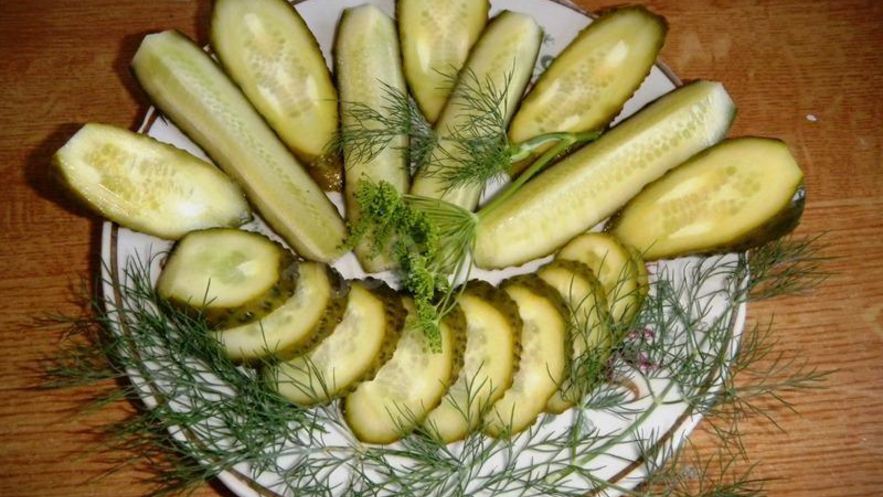 Рецепт малосольных огурцов в банке с чесноком