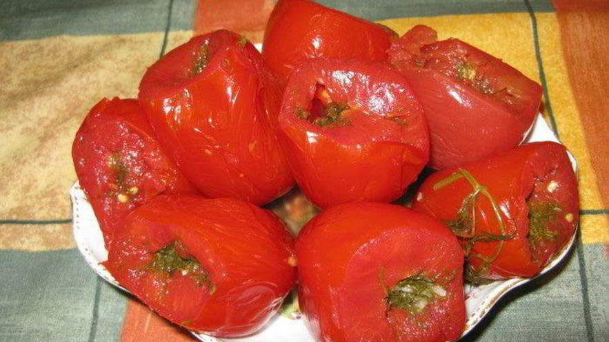 Рецепт малосольных помидоров, фаршированных укропом и чесноком
