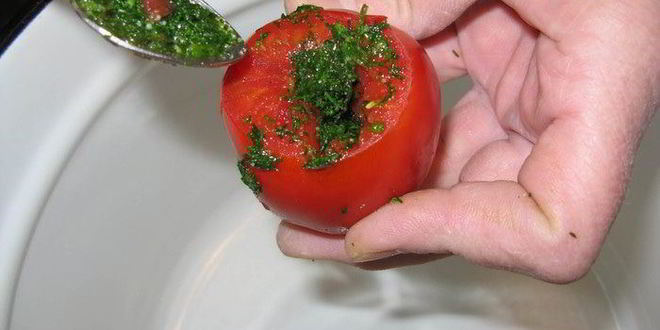 Рецепт малосольных помидоров, фаршированных укропом и чесноком