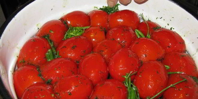 Рецепт малосольных помидоров, фаршированных укропом и чесноком