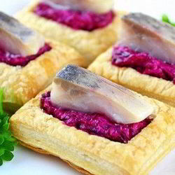 Рецепт Слоеных волованов со свеклой и сельдью