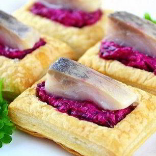 Рецепт Слоеных волованов со свеклой и сельдью