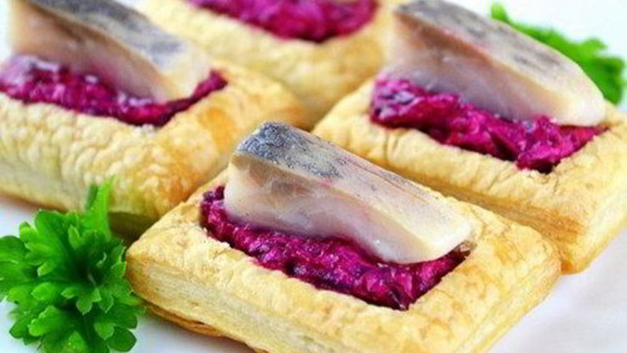 Рецепт слоеных волованов со свеклой и сельдью