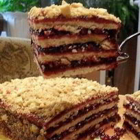 Простой тортик с брусничным вареньем