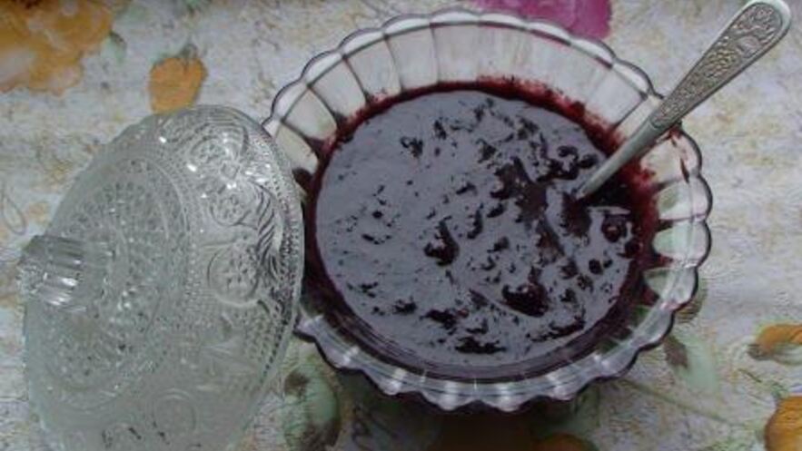 Рецепт шоколадного сливового варенья с орехами