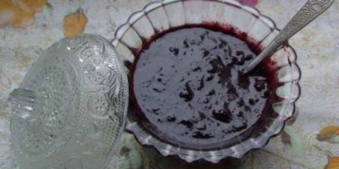 Рецепт шоколадного сливового варенья с орехами