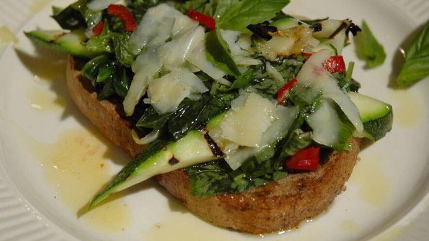 Рецепт брускетты из цукини со шпинатом