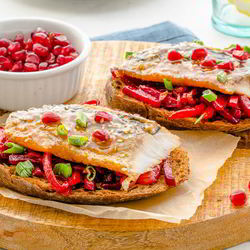 Рецепт Брускетты на черном хлебе с сельдью терияки и свеклой