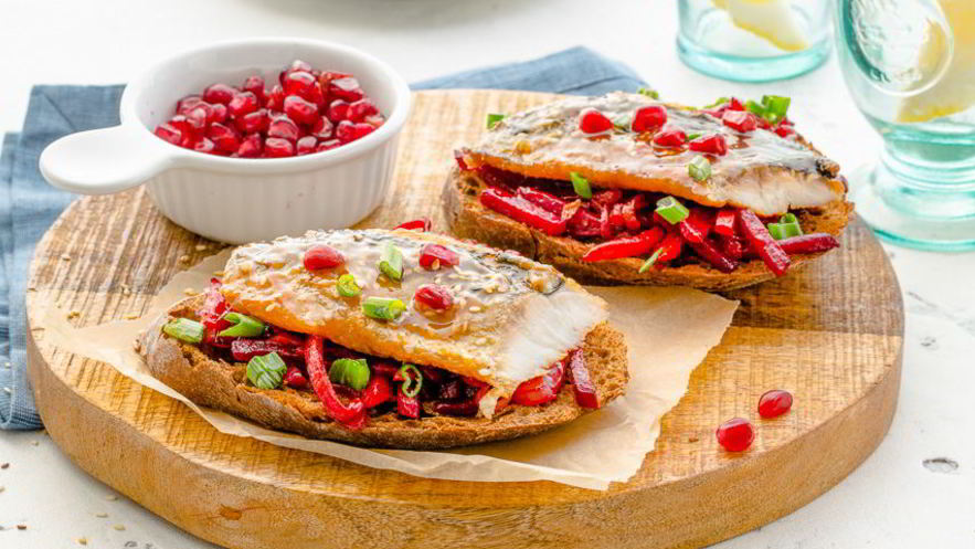 Рецепт брускетты на черном хлебе с сельдью терияки и свеклой