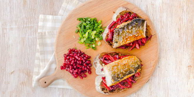 Рецепт брускетты на черном хлебе с сельдью терияки и свеклой