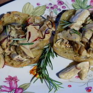 Рецепт Брускетты с белыми грибами, чили и розмарином