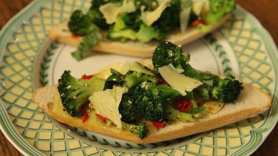 Рецепт брускетты с брокколи, чили и чесноком