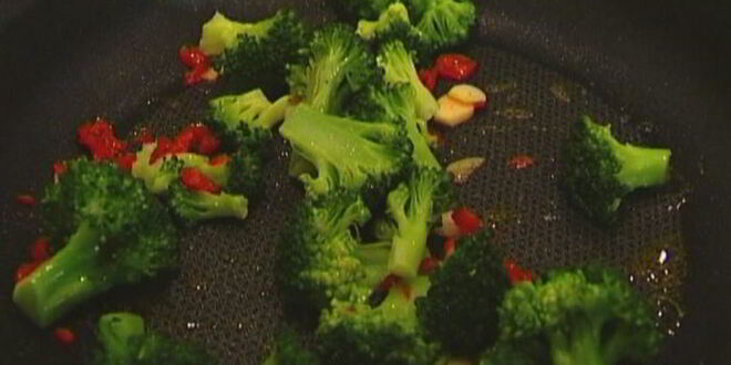 Рецепт брускетты с брокколи, чили и чесноком
