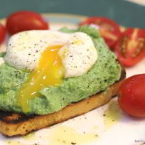 Брускетта с фасолью, рикоттой, шпинатом и яйцом-пашот