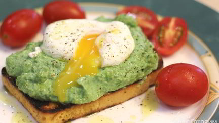 Рецепт Брускетты с фасолью, рикоттой, шпинатом и яйцом-пашот