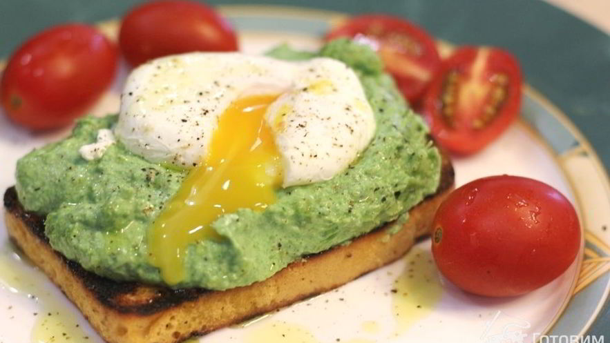 Рецепт брускетты с фасолью, рикоттой, шпинатом и яйцом-пашот