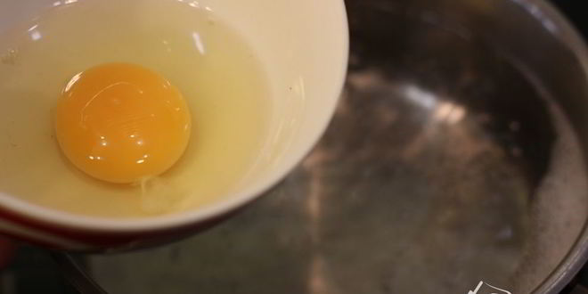 Рецепт брускетты с фасолью, рикоттой, шпинатом и яйцом-пашот